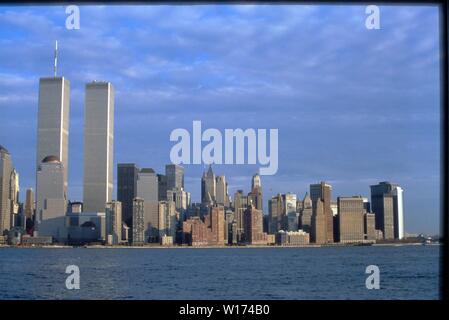 World Trade Center come visto dalla città di Jersey, New Jersey nel 1988. Icone del basso skyline di Manhattan, essi furono distrutti in Settembre 11, 2001 in più distruttivo attacco terroristico nel paese. Foto Stock