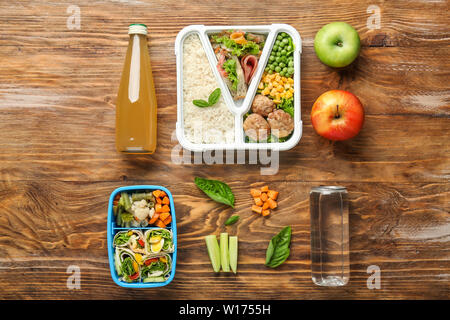 Scuola di caselle il pranzo con gustosi cibi e bevande sul tavolo di legno Foto Stock