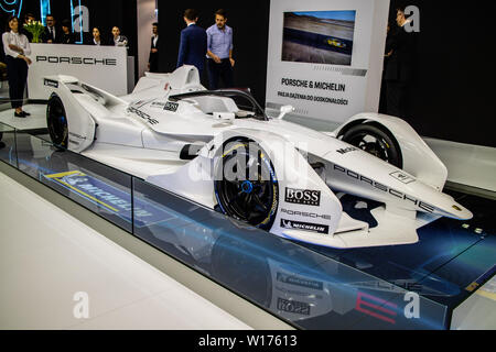 Poznan, Polonia, Marzo 2019 Porsche ABB FIA Formula e concetto di sviluppo di prototipi di auto da corsa, Poznan International Motor Show, Foto Stock