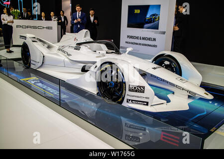 Poznan, Polonia, Marzo 2019 Porsche ABB FIA Formula e concetto di sviluppo di prototipi di auto da corsa, Poznan International Motor Show, Foto Stock