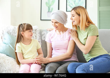 Donna matura dopo la chemioterapia con la sua famiglia a casa Foto Stock