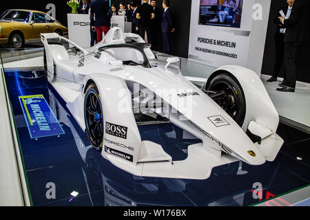 Poznan, Polonia, Marzo 2019 Porsche ABB FIA Formula e concetto di sviluppo di prototipi di auto da corsa, Poznan International Motor Show, Foto Stock