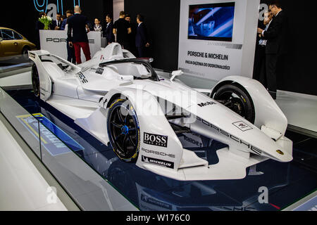 Poznan, Polonia, Marzo 2019 Porsche ABB FIA Formula e concetto di sviluppo di prototipi di auto da corsa, Poznan International Motor Show, Foto Stock