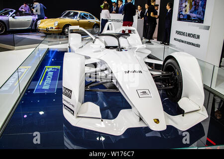 Poznan, Polonia, Marzo 2019 Porsche ABB FIA Formula e concetto di sviluppo di prototipi di auto da corsa, Poznan International Motor Show, Foto Stock