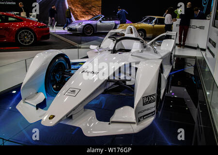 Poznan, Polonia, Marzo 2019 Porsche ABB FIA Formula e concetto di sviluppo di prototipi di auto da corsa, Poznan International Motor Show, Foto Stock