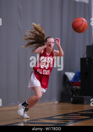 Azione di basket presso il Washington State 2A e 3A TUTTE LE Star Game in Liberty Lago, Washington. Foto Stock