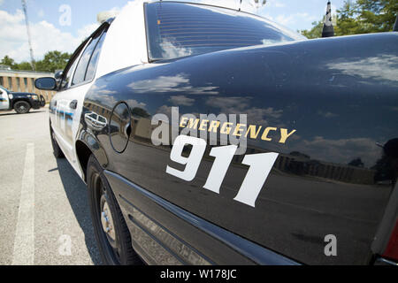 Chiamate di emergenza dipinta sulla fiancata di un bianco e nero auto della polizia in Oak Ridge Tennessee USA Foto Stock