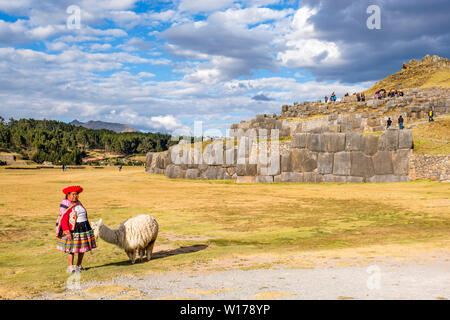 Ritratto di una donna peruviana nella cittadella di Sacsayhuamán, nella periferia settentrionale della città di Cusco, Perù, la capitale storica dell'Impero Inca. Foto Stock