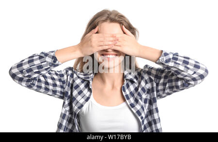 Giovane donna che copre i suoi occhi su sfondo bianco Foto Stock