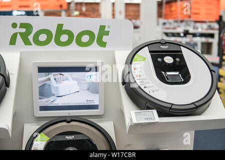 Lodz, Polonia, luglio 2018 all'interno di Saturno negozio elettronico, iRobot Roomba robot aspirapolvere potente sistema di pulizia con i sensori intelligenti Foto Stock