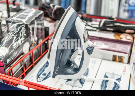 Lodz, Polonia, Lug 2018 all'interno di Saturno negozio elettronico, Bosch ferro da stiro a vapore per la stiratura, Anti-calc, durevole, deliziosamente semplice. Cuoce a vapore, ferri da stiro, leviga Foto Stock