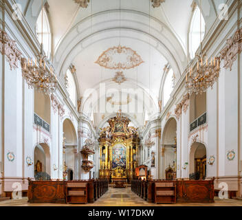 La Chiesa delle Orsoline, Ursulinenkirche, in Linz, Austria, dedicata a San Michele Arcangelo. Con un altare che mostra l'arcangelo Di Martino Altomonte Foto Stock