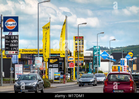 Le stazioni di benzina in Wasserbillig Lussemburgo Europa dove il combustibile gassoso dei prezzi del diesel sono inferiori a quelli degli altri paesi europei. Il tedesco confine lussemburghese Foto Stock