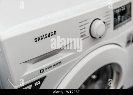 Lodz, Polonia, luglio 2018 all'interno di Saturno negozio elettronico, free-standing Samsung lavatrice sul display per la vendita, prodotta da Samsung, logo, marchio Foto Stock