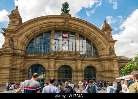 Francoforte, Germania - 17 giugno 2019: Frankfurt Hauptbahnhof è la più trafficata Stazione ferroviaria di Francoforte Foto Stock