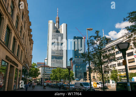 Francoforte, Germania - 17 giugno 2019: Commerzbank Tower è il grattacielo di proprietà di Samsung di Corea dal settembre 2016 nel distretto bancario di Frankfur Foto Stock