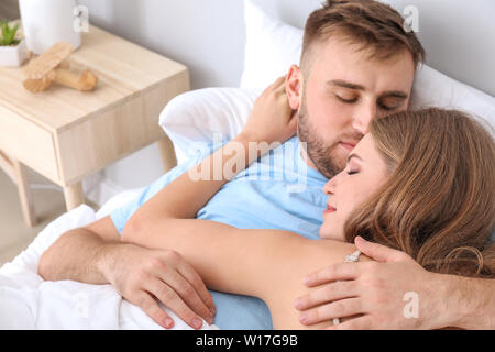 Ritratto di felice coppia giovane di riposo in camera da letto Foto Stock