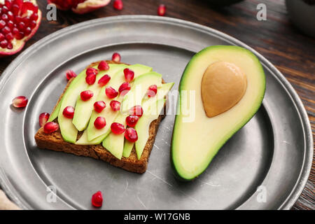 Gustosa avocado toast sulla piastra Foto Stock