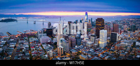 Vista aerea della skyline di San Francisco a Sunrise, CALIFORNIA, STATI UNITI D'AMERICA Foto Stock