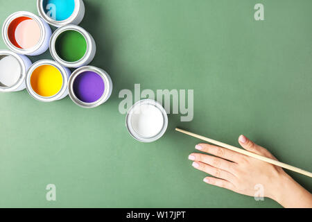 Composizione creativa con le lattine delle vernici sul colore di sfondo Foto Stock
