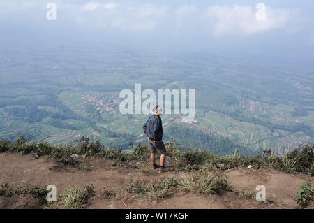 Supporto turistico a bordo di una collina sulla montagna di Andong, Indonesia Foto Stock