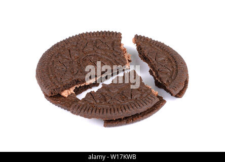 Crema di cioccolato cookies isolato su bianco Foto Stock