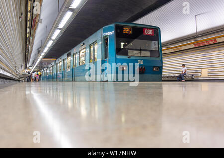 SANTIAGO DEL CILE - Febbraio 2016: una metropolitana di Santiago NS74 treno alla stazione di Patronato Foto Stock