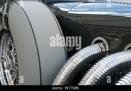 Bad Ragaz, SG / Svizzera - 23 Giugno, 2019: cofano e le valvole di scarico e la ruota di scorta di un classico Excalibur auto all'Heidiland Classic Car soddisfare Foto Stock