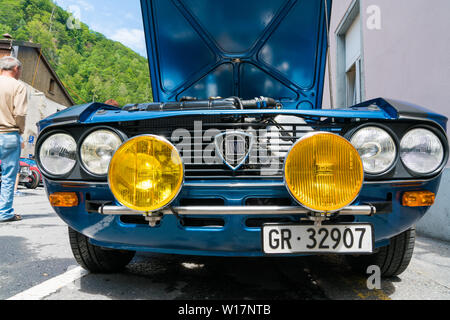 Bad Ragaz, SG / Svizzera - 23 Giugno, 2019: grill e giallo rallye fari anteriori di un vecchio timer blu Lancia sportscar al Heidiland Classic Car Mee Foto Stock