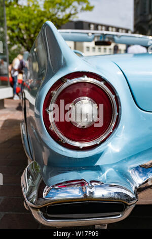 Bad Ragaz, SG / Svizzera - 23 Giugno, 2019: dettaglio del parafango posteriore e la luce di coda di un cielo blu Ford Fairlane convertibili su Heidiland Classic Foto Stock