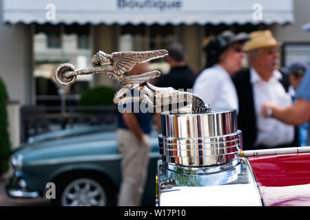 Bad Ragaz, SG / Svizzera - 23 Giugno, 2019: chiusura del cofano ornamento di un classico Packard auto sportiva al Heidiland Classic Car soddisfare Foto Stock