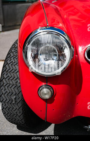 Bad Ragaz, SG / Svizzera - 23 Giugno, 2019: vista dettagliata del parafango anteriore e il faro di un classico rosso Austin-Healey auto sportiva al Heidiland Foto Stock