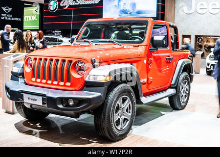 Bruxelles, Belgio, Jan 2019 rosso metallizzato Jeep Wrangler a Bruxelles Motor Show, gen 4, jl a quattro ruote motrici off-road veicolo fabbricato in Jeep Foto Stock