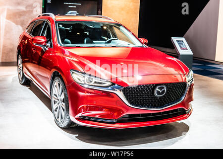 Bruxelles, Belgio, Jan 2019 red Mazda 6 station wagon, Bruxelles Motor Show, gen 3, GL, lifting di medie dimensioni macchina fabbricata in Giappone da Mazda Foto Stock