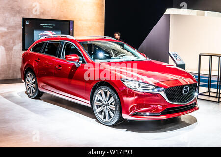 Bruxelles, Belgio, Jan 2019 red Mazda 6 station wagon, Bruxelles Motor Show, gen 3, GL, lifting di medie dimensioni macchina fabbricata in Giappone da Mazda Foto Stock