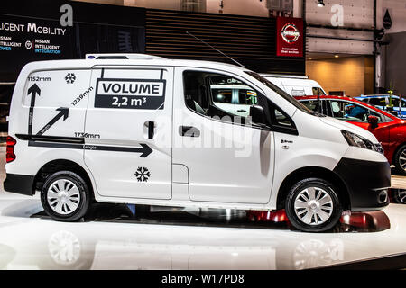 Bruxelles, Belgio, Jan 18, 2019: metallic bianco Nissan NV200 a Bruxelles Motor Show, luce furgone commerciale prodotta da Nissan Foto Stock