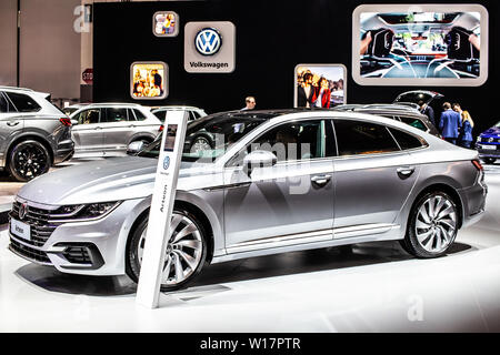 Bruxelles, Belgio, Jan 2019 Volkswagen VW Arteon a Bruxelles Motor Show, quattro porta fastback prodotta dalla casa automobilistica tedesca Volkswagen Group Foto Stock