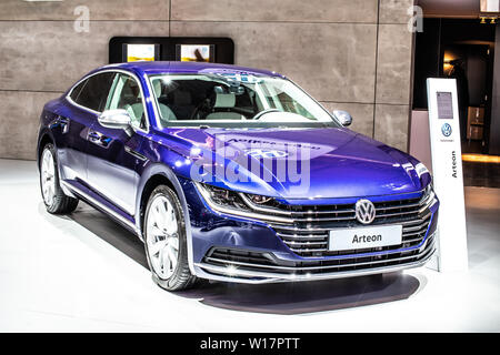 Bruxelles, Belgio, Jan 2019 Volkswagen VW Arteon a Bruxelles Motor Show, quattro porta fastback prodotta dalla casa automobilistica tedesca Volkswagen Group Foto Stock