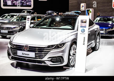 Bruxelles, Belgio, Jan 2019 Volkswagen VW Arteon a Bruxelles Motor Show, quattro porta fastback prodotta dalla casa automobilistica tedesca Volkswagen Group Foto Stock