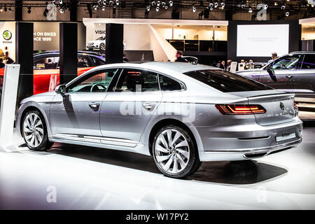 Bruxelles, Belgio, Jan 2019 Volkswagen VW Arteon a Bruxelles Motor Show, quattro porta fastback prodotta dalla casa automobilistica tedesca Volkswagen Group Foto Stock