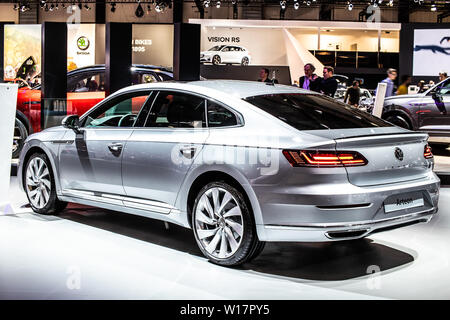 Bruxelles, Belgio, Jan 2019 Volkswagen VW Arteon a Bruxelles Motor Show, quattro porta fastback prodotta dalla casa automobilistica tedesca Volkswagen Group Foto Stock