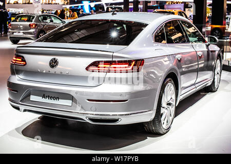 Bruxelles, Belgio, Jan 2019 Volkswagen VW Arteon a Bruxelles Motor Show, quattro porta fastback prodotta dalla casa automobilistica tedesca Volkswagen Group Foto Stock