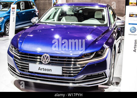 Bruxelles, Belgio, Jan 2019 Volkswagen VW Arteon a Bruxelles Motor Show, quattro porta fastback prodotta dalla casa automobilistica tedesca Volkswagen Group Foto Stock