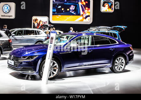 Bruxelles, Belgio, Jan 2019 Volkswagen VW Arteon a Bruxelles Motor Show, quattro porta fastback prodotta dalla casa automobilistica tedesca Volkswagen Group Foto Stock