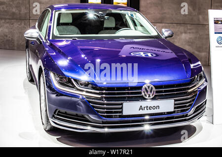 Bruxelles, Belgio, Jan 2019 Volkswagen VW Arteon a Bruxelles Motor Show, quattro porta fastback prodotta dalla casa automobilistica tedesca Volkswagen Group Foto Stock