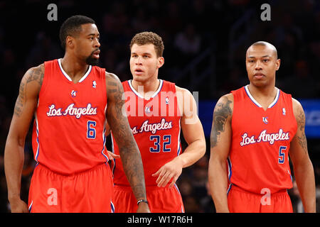 New York, New York, Stati Uniti d'America. 10 Febbraio, 2013. FILE - DeAndre Jordan segni con le reti di Brooklyn. Nella foto: Febbraio 10, 2013; New York: Los Angeles Clippers center DeAndre Jordan (6), la potenza in avanti Blake Griffin (32) e le piccole avanti Caron Butler (5) a piedi su per la Corte di giustizia contro la New York Knicks al Madison Square Garden. Credito: Debby Wong/ZUMA filo/Alamy Live News Foto Stock