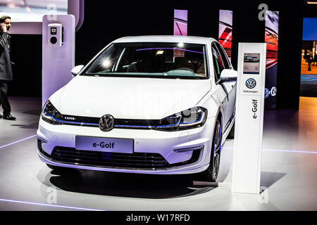 Bruxelles, Belgio, Jan 2019 white Volkswagen VW e-Golf a Bruxelles Motor Show, 7 gen MK7 piattaforma MQB tip 5G auto elettrica prodotta da Volkswagen Foto Stock