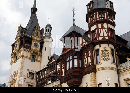 Immagine panoramica del castello di Peles in Sinaia, Romania - bella eredità dell'architettura reale, destinazione turistica Foto Stock