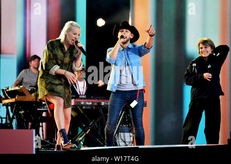 Ottawa, Canada - 30 Giugno 2019: Marie Mai, Brett Kissel e Coeur de pirate eseguire durante le prove per il Canada Day celebrazione prestazioni sulla Collina del Parlamento prevista per il giorno successivo. Le prove sono aperte al pubblico. Foto Stock