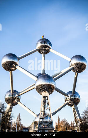 Bruxelles, Belgio, Jan 2019 Atomium, winter blue sky nuvole, Atomium raffigura nove atomi di ferro in forma di cubico a corpo centrato cella unità di cristallo di ferro Foto Stock